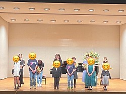 R5年3月21日ピアノ発表会@滝野川会館大ホール　花束贈呈